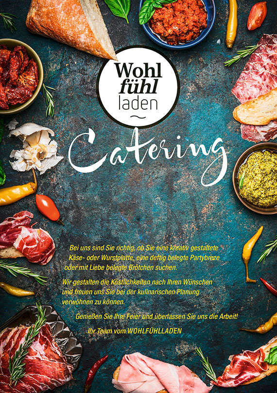 Deckblatt des Catering-Folders: dunkle Steinplatte mit diversen Lebensmitteln, die von der Seite ins Bild kommen, oben in der Mitte das Wohlfühlladen-Logo darunter ein kurzer Informationstext